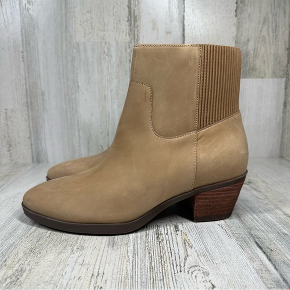 NEW Vionic Women's Shantelle Brown Tan Leather Block Heel Ankle Boots #1337 - Picture 1 of 14